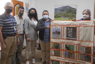 Por medio del programa maletas viajeras, Agrosavia busca llegar a zonas rurales apartadas del país y sin conexión, con información útil para las labores del campo. Foto: Agrosavia Maletas viajeras, biblioteca agropecuaria, Agrosavia, conocimiento, extensión rural, zonas rurales, sector agropecuario, información, prácticas ganaderas, oferta tecnológica, barreras económicas, pequeño productor, material bibliográfico, libros, Cartillas, plegables, audiovisual, videos, podcast, digital, investigación agropecuaria, recomendaciones, Ganadería, ganadería colombia, noticias ganaderas colombia, CONtexto ganadero
