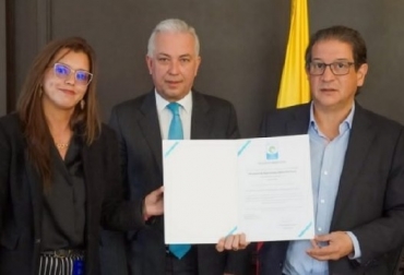 El mInistro Zea recibe del ICONTEC la certificación Foto: Minagricultura Minagricutura redujo 4 toneladas de CO2
