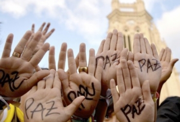 Aunque todos quieren la paz no se pretende que se le dé impunidad y grandes beneficios a los grupos al margen de la ley que negociarán con Petro. Foto: indepaz.org.co Manos a favor de la paz