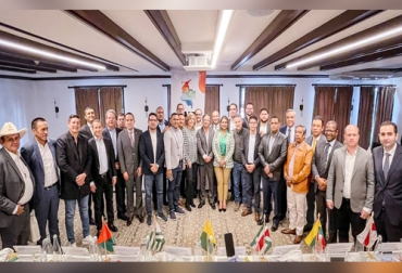 Los gobernadores del país se pudieron reunir con el presidente electo para presentar sus propuestas, mientras los alcaldes se quedaron esperándolo. Foto: Cortesía Reunión de gobernadores con Petro