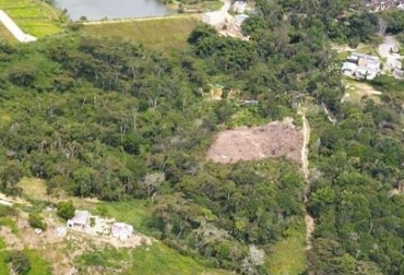 Pese a la advertencia del gobierno, los invasores de predios han dicho que no se salen y que les deben titular esas tierras. Foto: m.vanguardia.com Invasión de predios