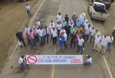 Ganaderos de Plato y otros municipios del Magdalena realizaron un plantón, acompañados de las autoridades para evitar la invasión de un predio en la región. Foto: Cortesía Plantón de ganaderos en Plato (Magdalena)