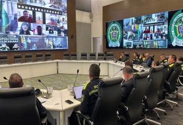 En la reunión entre los ganaderos y la Policía se acordaron una serie de acciones para contrarrestar los delitos de los que son víctimas los productores. Reunión entre ganaderos y la policía