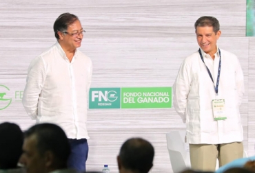 Tras la invitación del presidente Gustavo Petro al presidente de Fedegán, José Félix Lafaurie, de participar en los diálogos con el ELN, el gremio ganadero hará parte de estas conversaciones. Foto: Fedegán-FNG Presidente Gustavo Petro y José Félix Lafaurie, presidente de Fedegán