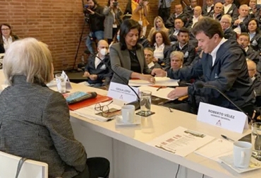 Un memorando de entendimiento firmaron la Federación de Cafeteros y Usaid para apoyar el desarrollo del cultivo en zonas de conflicto. Foto: Agronegocios.co Firma memorando de entendimiento