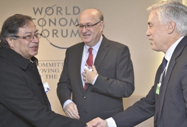 El BID destinará 73,5 millones de dólares para ayudar a Colombia en la transición energética y en la lucha contra la deforestación de la Amazonía. Foto: infobae.com Presidente de Colombia y presidente del BID
