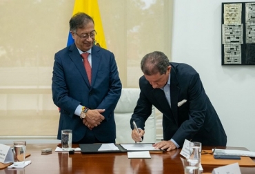 El presidente Gustavo Petro y el presidente ejecutivo de Fedegán, en la firma del acuerdo para la venta de tierras. Foto: Presidencia de la República Gustavo Petro - José Féliz Lafaurie