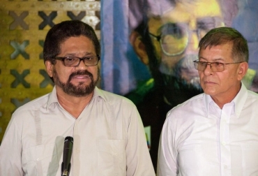 El portavoz de las FARC, Iván Márquez (i), en La Habana el 2 de marzo de 2013 © AFP/Archivo Adalberto Roque Proceso de paz en Colombia