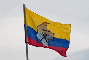 La bandera de las FARC en una calle entre Corinto y Caloto, departmento del Cauca, Colombia. © AFP Luis Robayo La bandera de las FARC en una calle entre Corinto y Caloto, departmento del Cauca, Colombia. © AFP Luis Robayo