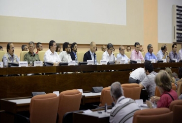 Delegados del Gobierno colombiano y de las Farc anuncian su acuerdo agrario en La Habana el 26 de mayo de 2013 © AFP Adalberto Roque Diálogos de paz en La Habana