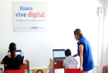 El Gobierno acaba de hacer entrega de 500 Kioscos Vive Digital instalados en zonas apartadas y de difícil acceso en la geografía colombiana. Foto: Prensa - Ministerio de las TIC Kioscos vive digital en Colombia
