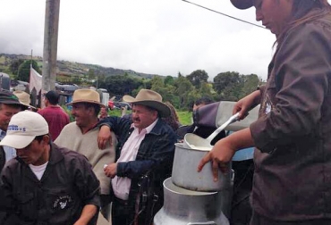 Cerca de un millón y medio de litros se han dejado de entregar a diario en en el país, por el paro agrario. Foto: @hernanonatra. Paro agrario nacional