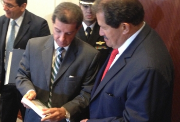 El Vicepresidente y el Presidente de Fedegán, hablaron para encontrar soluciones frente a las problemáticas del sector ganadero. Foto: CONtexto ganadero. Angelino Garzón y José Félix Lafaurie