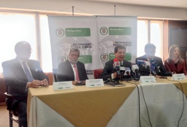 “Si el ministro Iragorri trabaja con el talante, la firmeza y la claridad con la cual le habló al sector agropecuario hoy (ayer), ¡le auguro éxitos!”, dijo el presidente ejecutivo de Fedegán José Félix Lafaurie. Foto: MinAgricultura. Reunión MinAgricultura y gremios
