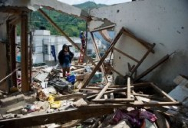 Una casa afectada por un ataque de las FARC contra una comisaría en Suárez, Colombia, perpetrado el lunes © AFP Luis Robayo Una casa afectada por un ataque de las FARC contra una comisaría en Suárez, Colombia, perpetrado el lunes © AFP Luis Robayo