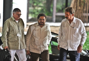 Miembros de las FARC Iván Márquez (c) y Rodrigo Granda (i) en La Habana este lunes © AFP adalberto roque Miembros de las FARC Iván Márquez (c) y Rodrigo Granda (i) en La Habana este lunes © AFP adalberto roque