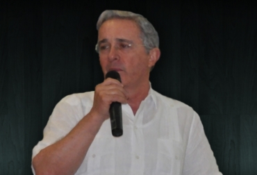 El expresidente Uribe responsabiliza al Gobierno de Santos de la crisis que viven los lecheros del país. Foto: CONtexto Ganadero. Álvaro Uribe