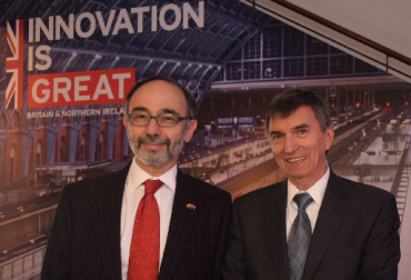 Peter Tibber, embajador del Reino Unido en Colombia, y Alfonso Santana, editor general de CONtexto ganadero. Foto: Embajada del Reino Unido en Colombia. Peter Tibber, Peter Tibber Embajador de UK en Colombia, UK Programa Fondo de Prosperidad, Alfonso Santana, Alfonso Santana editor general de Contexto ganadero, CONtexto ganadero, ganadería Colombia