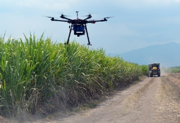 Una persona, con experiencia y capacidad, puede asperjar a pie máximo una hectárea al día, mientras que con un dron pequeño, puede hacer dos o tres hectáreas al día, señala Carlos Ángel el generente de Anka TAG: Drones, Anka Robótica Aérea, tecnología aplicada al campo colombiano, aspersión por medio de drones, CONtexto ganadero, ganadería Colombia, Noticias ganaderas Colombia