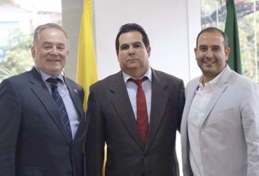 Alfredo Villazon (centro), acompañado de Mauricio Moreno, primer vicepresidente y Juan Santiago Martínez, segundo vicepresidente. Foto: @asocebucol Alfredo Villazon Gutiérrez es el nuevo presidente de Asocebú, cambio en cúpula de Asocebú, Villazón es criadro de Brahman, empresario del Cesar, productor de carne y leche, ganadería Brahman pura, CONtexto ganadero, noticias de ganadería colombiana