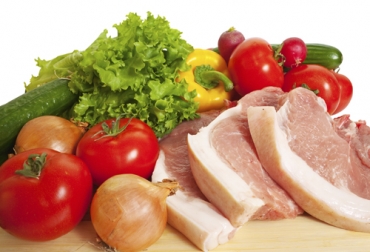 Una dieta vegana o vegetariana no ofrece todos los nutrientes necesarios para el ser humano, por lo cual debe consumir alimentos de origen animal. Foto: freepik.es Necesidades nutricionales seres humanos, nutrientes carne, nutrientes leche, proteínas, grasas, lípidos, carbohidratos, kilocalorías, nutrientes que no aportan los vegetales, dieta vegana, dieta vegetariana, carne de res, leche de vaca, carne vacuna, beef, milk, productos lácteos, CONtexto ganadero, ganaderos Colombia, noticias ganaderas Colombia