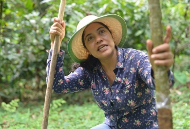 Liliana Jiménez, quien personifica a María del Campo, imagen de la cacocultura colombiana, se califica como neo-agricultura, pues llegó al campo con ningún conocimiento de la vida rural y de la producción agrícola o pecuaria. Foto: IICA Liliana Jiménez, ‘Líder de la Ruralidad de las Américas’, Mujer rural, derechos de las mujeres rurales, María del Campo, cacocultura colombiana, neo-agricultura, Instituto Interamericano de Cooperación para la Agricultura (IICA), Manuel Otero, Día Internacional de las Mujeres Rurales, Agencia de cooperación internacional de Canadá, neocampesinos, cacao, vacas, vacas Colombia, lechería, bovinos, ganadería bovina, ganadería bovina Colombia, noticias ganaderas, noticias ganaderas Colombia, contextoganaderoLili