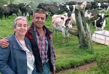 Gracias a la siembra de árboles, en la Ganadería El Balcón pasaron de no tener agua a contar con el líquido para toda la finca en un modelo de ganadería sostenible. Foto: Cortesía Hernán Darío Arango Herrera y su señora Alba Luz Tamayo Ochoa, de Ganadería El Balcón modelo de ganadería sostenible