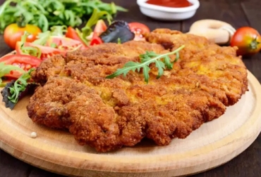 El paso de los años y el paso por cada país hicieron que la milanesa se fuera adaptando y además, tomando diferentes sabores al ser preparada en países que le imprimen sus sazones típicas. Foto: placeralplato.com milanesa de carne