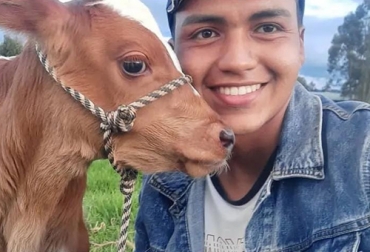 Anderson Socha espera aportar al crecimiento y desarrollo de los ganaderos de Chía. Foto: Cortesía Anderson Socha con uno de los animales de su finca.